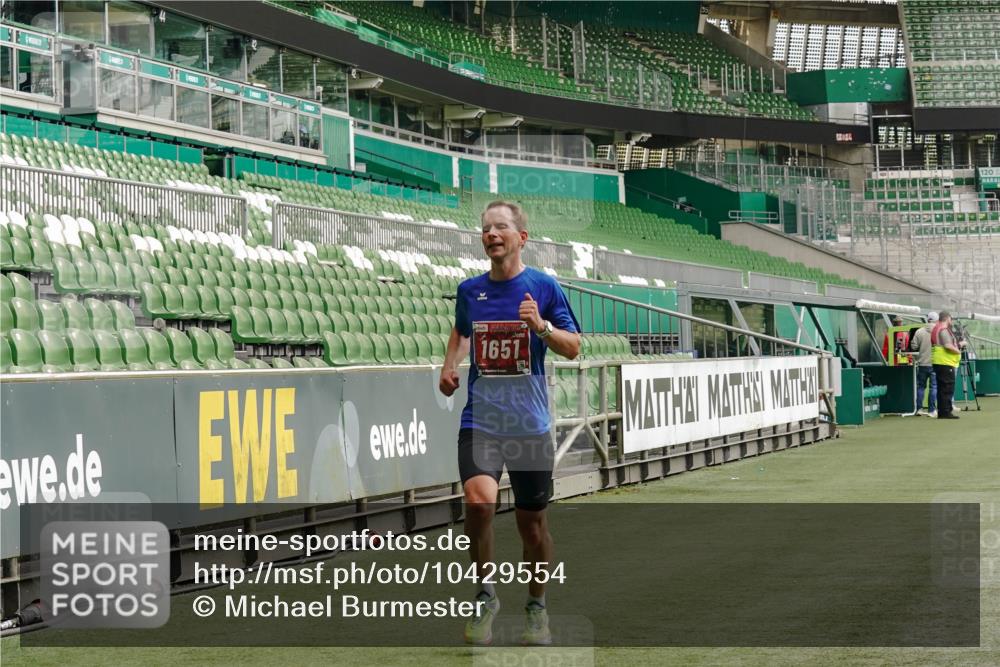 13.09.2026 - 21. swb-Marathon Bremen Michael Burmester http://msf.ph/oto/10429554 13.09.2026 12:11:09 Laufen im Stadion 614, 1046, 1651, 1671, 2054, 1091 meine-sportfotos.de