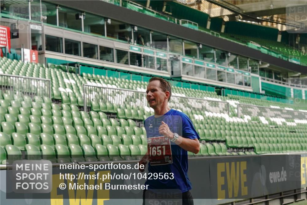 13.09.2026 - 21. swb-Marathon Bremen Michael Burmester http://msf.ph/oto/10429563 13.09.2026 12:11:10 Laufen im Stadion 614, 1046, 1651, 1671, 2054, 1091 meine-sportfotos.de