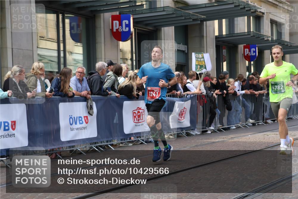 13.09.2026 - 21. swb-Marathon Bremen Strokosch-Dieckow http://msf.ph/oto/10429566 13.09.2026 13:09:27 Ziel 195, 567, 1723, 1975, 2750, 4473, 4782, 8835, 9241, 9277, 9804, 1034, 1241, 2291, 2909, 3197, 4895, 4898, 5111, 5383, 6652, 8759, 8830, 9789, 9866, 9904, 10044 meine-sportfotos.de