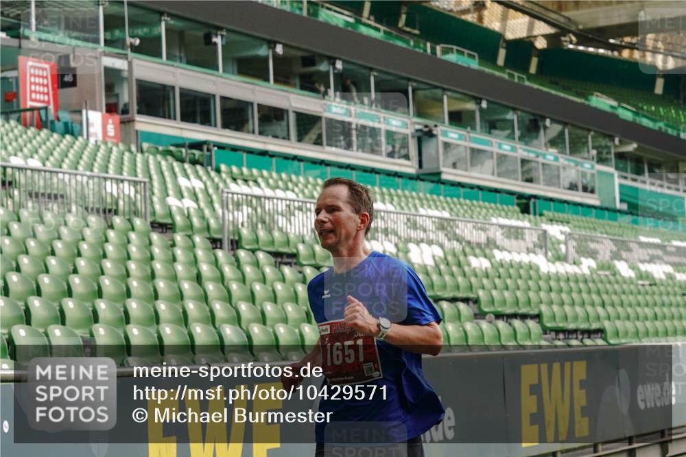 13.09.2026 - 21. swb-Marathon Bremen Michael Burmester http://msf.ph/oto/10429571 13.09.2026 12:11:10 Laufen im Stadion 614, 1046, 1651, 1671, 2054, 1091 meine-sportfotos.de