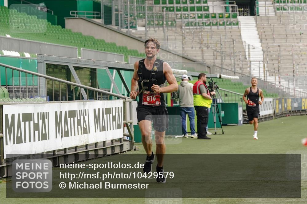 13.09.2026 - 21. swb-Marathon Bremen Michael Burmester http://msf.ph/oto/10429579 13.09.2026 12:11:14 Laufen im Stadion 614, 1046, 1651, 1671, 2054, 1091 meine-sportfotos.de
