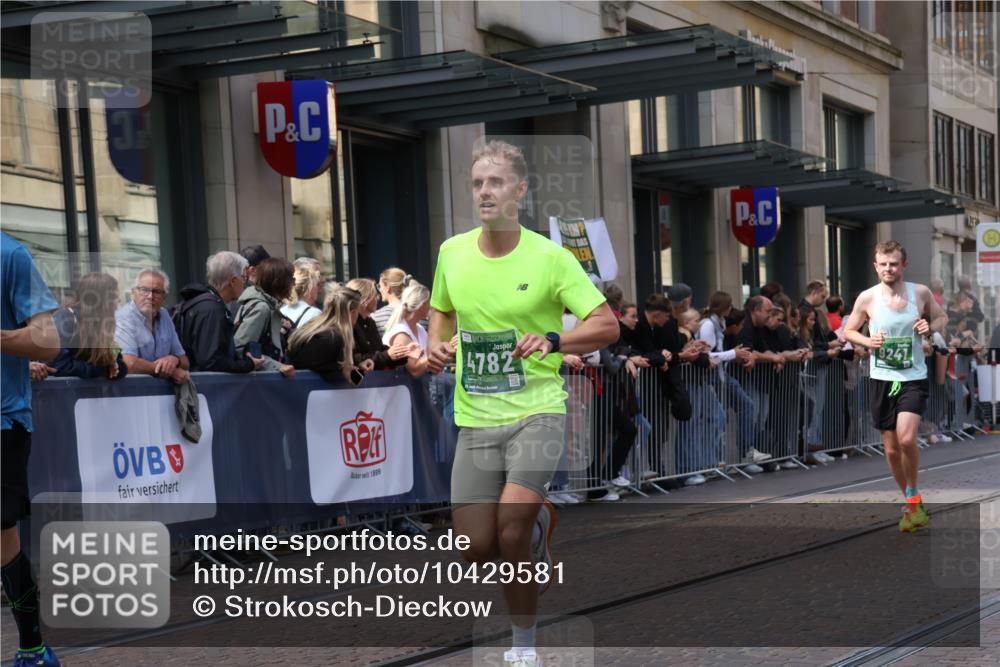 13.09.2026 - 21. swb-Marathon Bremen Strokosch-Dieckow http://msf.ph/oto/10429581 13.09.2026 13:09:28 Ziel 195, 567, 1723, 1975, 2750, 4473, 4782, 8835, 9241, 9277, 9804, 1034, 1241, 2291, 2909, 3197, 4895, 4898, 5111, 5383, 6652, 8759, 8830, 9789, 9866, 9904, 10044 meine-sportfotos.de