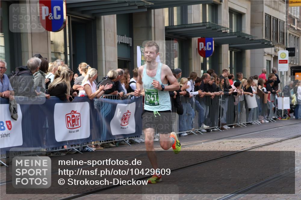 13.09.2026 - 21. swb-Marathon Bremen Strokosch-Dieckow http://msf.ph/oto/10429609 13.09.2026 13:09:29 Ziel 195, 567, 1723, 1975, 2750, 4473, 4782, 8835, 9241, 9277, 9804, 1034, 1241, 2909, 3197, 4895, 4898, 5111, 5383, 6652, 8759, 9789, 9866, 9904, 10044 meine-sportfotos.de