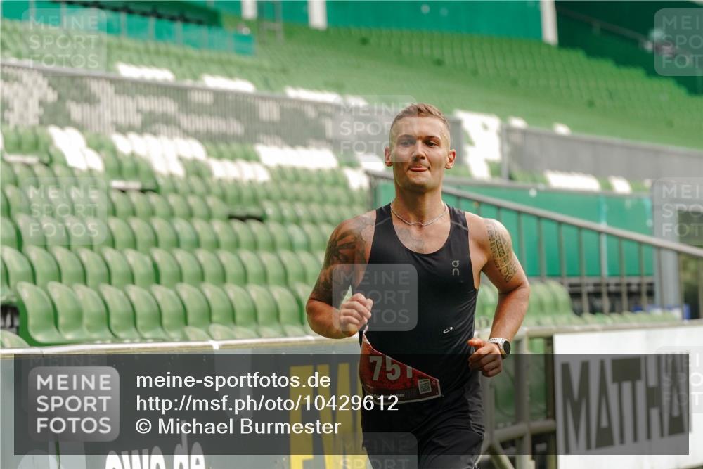 13.09.2026 - 21. swb-Marathon Bremen Michael Burmester http://msf.ph/oto/10429612 13.09.2026 12:11:24 Laufen im Stadion 614, 1046, 1651, 1671, 2054 meine-sportfotos.de