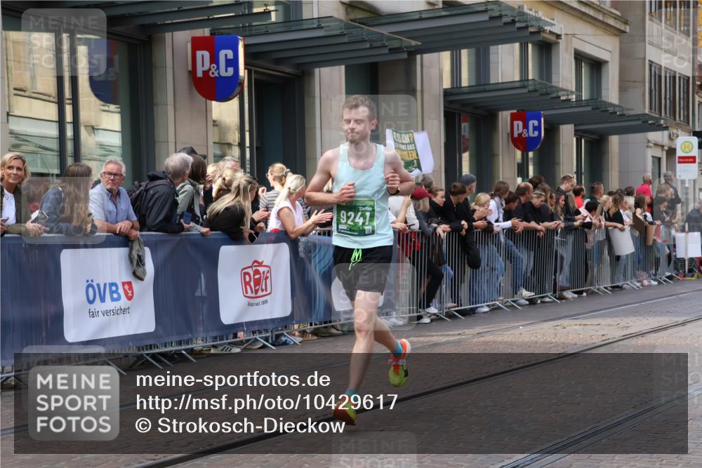 13.09.2026 - 21. swb-Marathon Bremen Strokosch-Dieckow http://msf.ph/oto/10429617 13.09.2026 13:09:29 Ziel 195, 567, 1723, 1975, 2750, 4473, 4782, 8835, 9241, 9277, 9804, 1034, 1241, 2909, 3197, 4895, 4898, 5111, 5383, 6652, 8759, 9789, 9866, 9904, 10044 meine-sportfotos.de