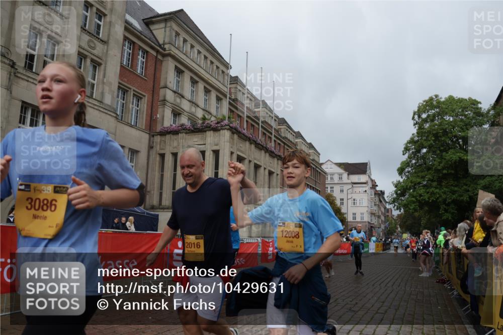 13.09.2026 - Kiel Lauf Yannick Fuchs http://msf.ph/oto/10429631 13.09.2026 11:10:45 Ziel 586, 1334, 2175, 2176, 2177, 3716, 6409, 6670, 8491, 9916, 10090, 10101, 10380, 10550, 11600, 678, 1937, 2134, 2630, 3086, 3245, 6476, 9102, 9206, 9406, 10704, 11060, 11576, 12008, 12016, 12178, 12698, 1523, 2512, 2628, 5920, 6756, 6852, 7930, 8468, 8826, 10661, 11644, 585, 1937, 3086, 3227, 4063, 5371, 9102, 9168, 9254, 10154, 12008, 12016 meine-sportfotos.de