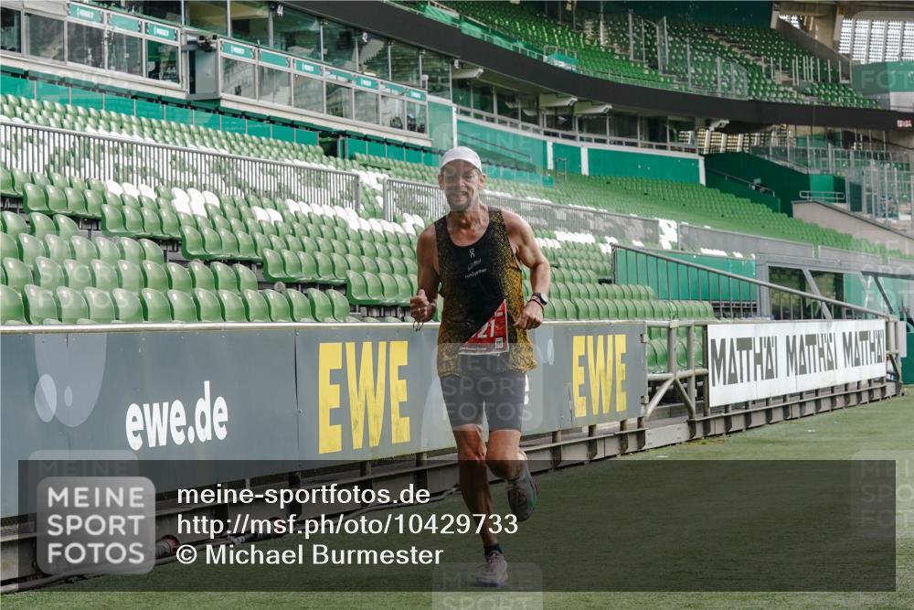 13.09.2026 - 21. swb-Marathon Bremen Michael Burmester http://msf.ph/oto/10429733 13.09.2026 12:12:24 Laufen im Stadion 317, 443, 614, 796, 1651, 692 meine-sportfotos.de