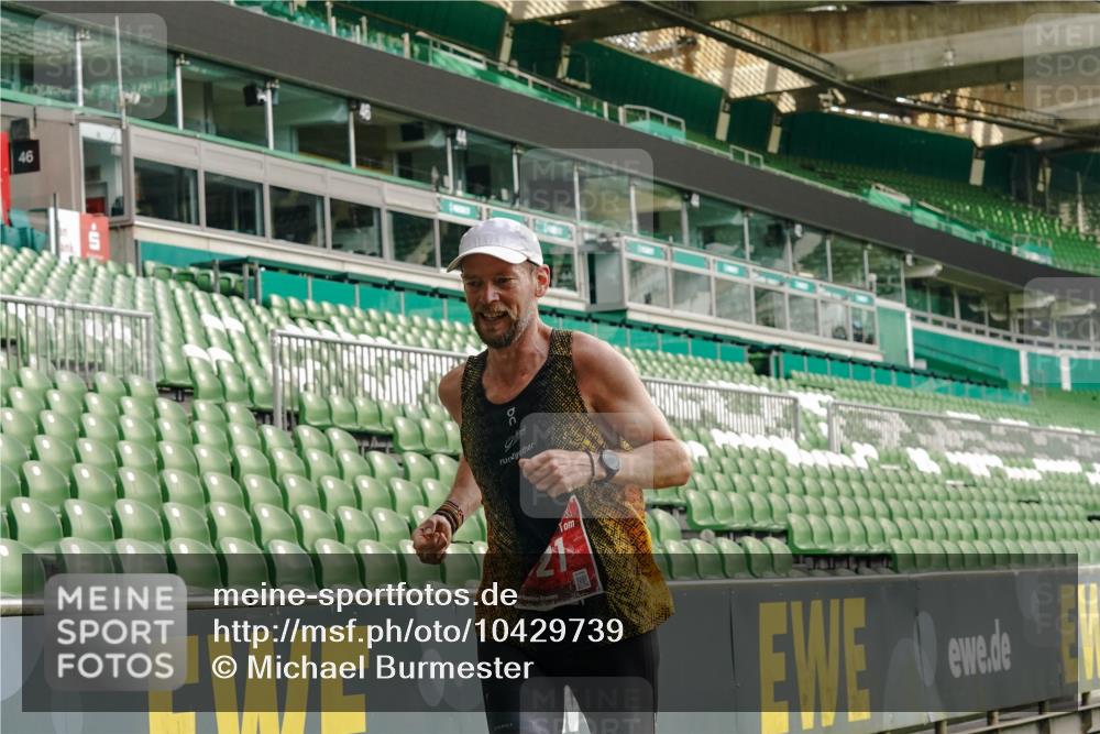 13.09.2026 - 21. swb-Marathon Bremen Michael Burmester http://msf.ph/oto/10429739 13.09.2026 12:12:25 Laufen im Stadion 317, 443, 614, 796, 1651, 692 meine-sportfotos.de