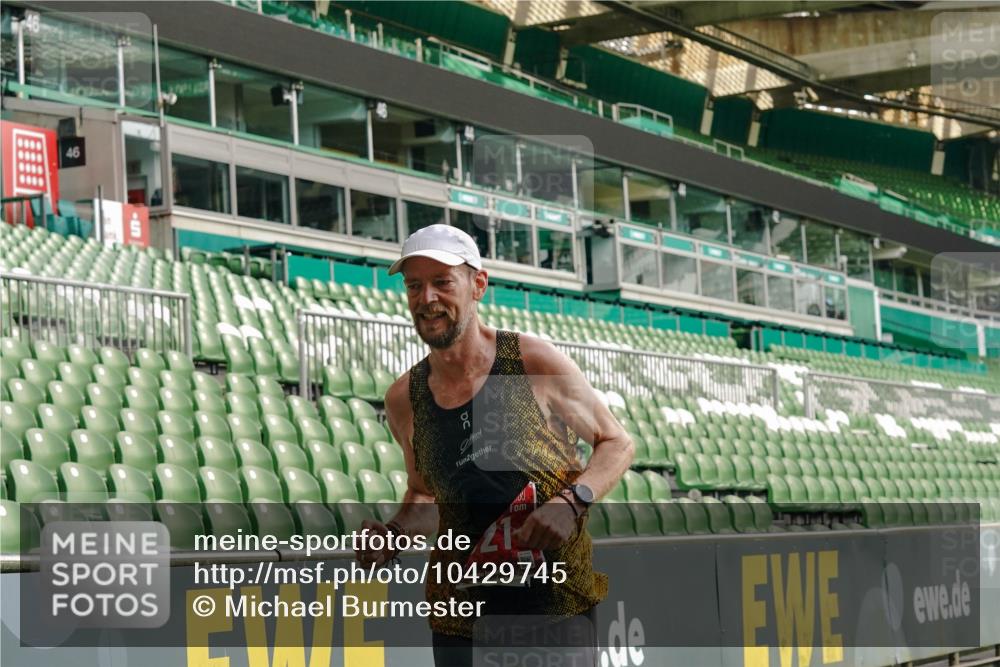 13.09.2026 - 21. swb-Marathon Bremen Michael Burmester http://msf.ph/oto/10429745 13.09.2026 12:12:25 Laufen im Stadion 317, 443, 614, 796, 1651, 692 meine-sportfotos.de