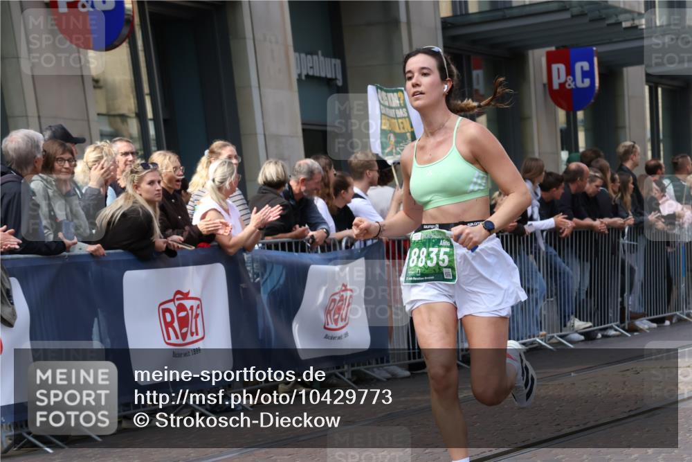 13.09.2026 - 21. swb-Marathon Bremen Strokosch-Dieckow http://msf.ph/oto/10429773 13.09.2026 13:09:40 Ziel 538, 567, 623, 1723, 1975, 2020, 2750, 4781, 5627, 8835, 9277, 9804, 9817, 195, 1034, 3197, 4473, 4782, 4895, 5111, 6652, 8759, 9241, 9789, 9866 meine-sportfotos.de
