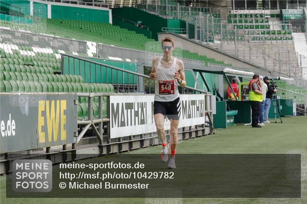 13.09.2026 - 21. swb-Marathon Bremen Michael Burmester http://msf.ph/oto/10429782 13.09.2026 12:13:40 Laufen im Stadion 245, 317, 443, 540, 796, 822, 1149, 692, 1046, 1651, 1671, 2054 meine-sportfotos.de