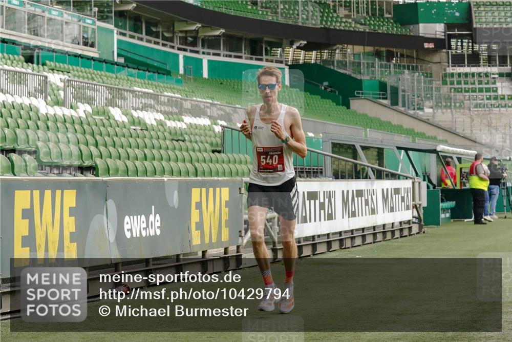 13.09.2026 - 21. swb-Marathon Bremen Michael Burmester http://msf.ph/oto/10429794 13.09.2026 12:13:41 Laufen im Stadion 245, 317, 443, 540, 796, 822, 1149, 692, 1046, 1651, 1671, 2054 meine-sportfotos.de