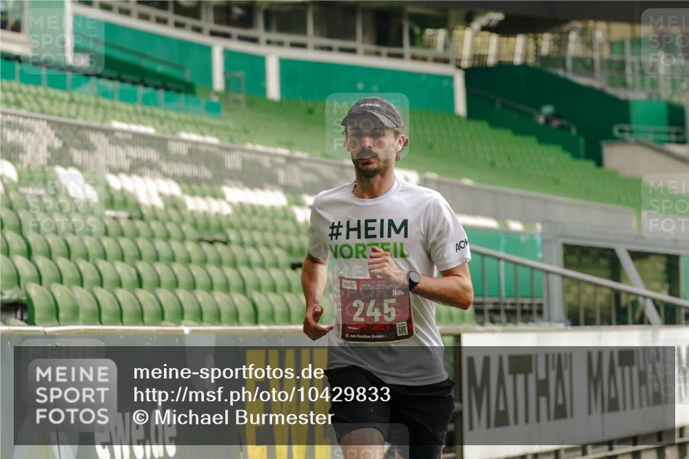 13.09.2026 - 21. swb-Marathon Bremen Michael Burmester http://msf.ph/oto/10429833 13.09.2026 12:14:08 Laufen im Stadion 245, 317, 540, 822, 1149, 1046, 1651, 1671, 2054 meine-sportfotos.de