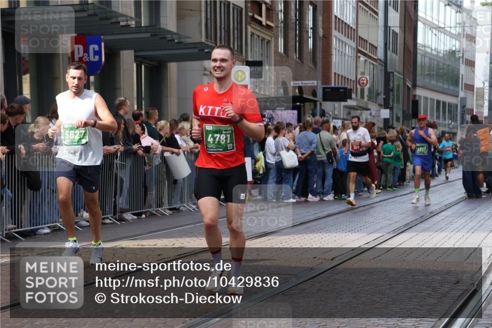 13.09.2026 - 21. swb-Marathon Bremen Strokosch-Dieckow http://msf.ph/oto/10429836 13.09.2026 13:09:44 Ziel 538, 567, 623, 957, 1723, 1975, 2020, 4781, 5627, 8835, 9277, 9804, 9817, 195, 2750, 4473, 4782, 5111, 6652, 9241, 9789, 9804 meine-sportfotos.de