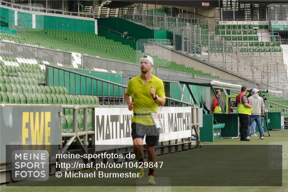 13.09.2026 - 21. swb-Marathon Bremen Michael Burmester http://msf.ph/oto/10429847 13.09.2026 12:14:10 Laufen im Stadion 245, 540, 822, 1149, 1046, 1651, 1671, 2054 meine-sportfotos.de