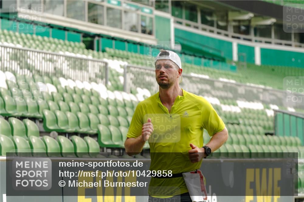 13.09.2026 - 21. swb-Marathon Bremen Michael Burmester http://msf.ph/oto/10429858 13.09.2026 12:14:12 Laufen im Stadion 245, 540, 822, 1149, 1046, 1651, 1671, 2054 meine-sportfotos.de
