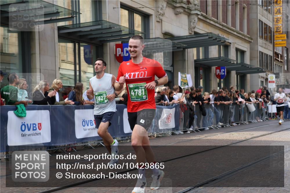 13.09.2026 - 21. swb-Marathon Bremen Strokosch-Dieckow http://msf.ph/oto/10429865 13.09.2026 13:09:46 Ziel 538, 567, 623, 957, 1723, 1975, 2020, 4781, 5627, 8835, 9277, 9817, 195, 567, 2750, 4473, 4782, 5111, 6652, 9241, 9277, 9804 meine-sportfotos.de
