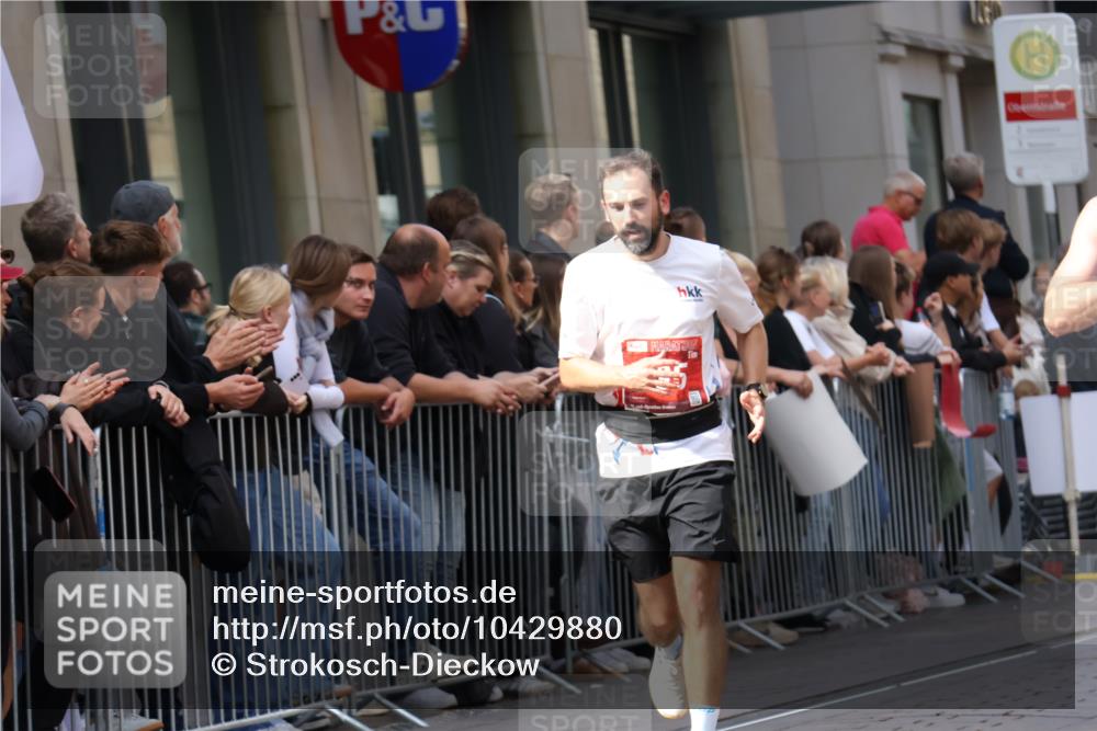 13.09.2026 - 21. swb-Marathon Bremen Strokosch-Dieckow http://msf.ph/oto/10429880 13.09.2026 13:09:48 Ziel 538, 623, 957, 2020, 4781, 5627, 8064, 8835, 9817, 195, 567, 1723, 1975, 2750, 4473, 4782, 6652, 8835, 9241, 9277, 9804 meine-sportfotos.de