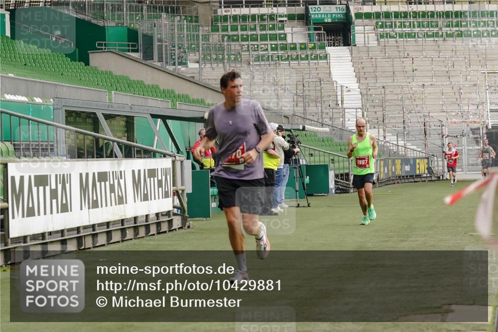 13.09.2026 - 21. swb-Marathon Bremen Michael Burmester http://msf.ph/oto/10429881 13.09.2026 12:14:51 Laufen im Stadion 245, 540, 822, 1670, 1766, 1997, 614, 1046, 1651, 1671, 2054 meine-sportfotos.de