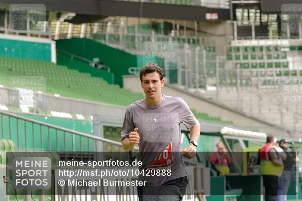 13.09.2026 - 21. swb-Marathon Bremen Michael Burmester http://msf.ph/oto/10429888 13.09.2026 12:14:53 Laufen im Stadion 245, 540, 822, 1028, 1670, 1766, 1997, 614, 1046, 1651, 1671, 2054 meine-sportfotos.de