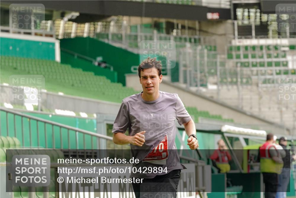 13.09.2026 - 21. swb-Marathon Bremen Michael Burmester http://msf.ph/oto/10429894 13.09.2026 12:14:53 Laufen im Stadion 245, 540, 822, 1028, 1670, 1766, 1997, 614, 1046, 1651, 1671, 2054 meine-sportfotos.de