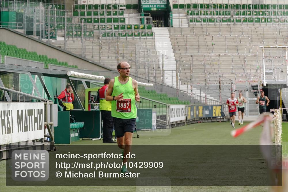 13.09.2026 - 21. swb-Marathon Bremen Michael Burmester http://msf.ph/oto/10429909 13.09.2026 12:14:56 Laufen im Stadion 245, 540, 822, 1028, 1670, 1766, 1997, 614, 1046, 1651, 1671, 2054 meine-sportfotos.de