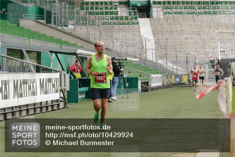 13.09.2026 - 21. swb-Marathon Bremen Michael Burmester http://msf.ph/oto/10429924 13.09.2026 12:14:56 Laufen im Stadion 245, 540, 822, 1028, 1670, 1766, 1997, 614, 1046, 1651, 1671, 2054 meine-sportfotos.de