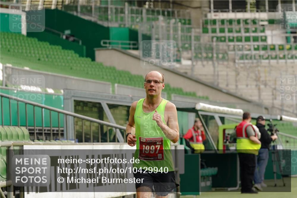 13.09.2026 - 21. swb-Marathon Bremen Michael Burmester http://msf.ph/oto/10429940 13.09.2026 12:14:58 Laufen im Stadion 245, 540, 822, 1028, 1670, 1766, 1997, 614, 1046, 1651, 1671, 2054 meine-sportfotos.de
