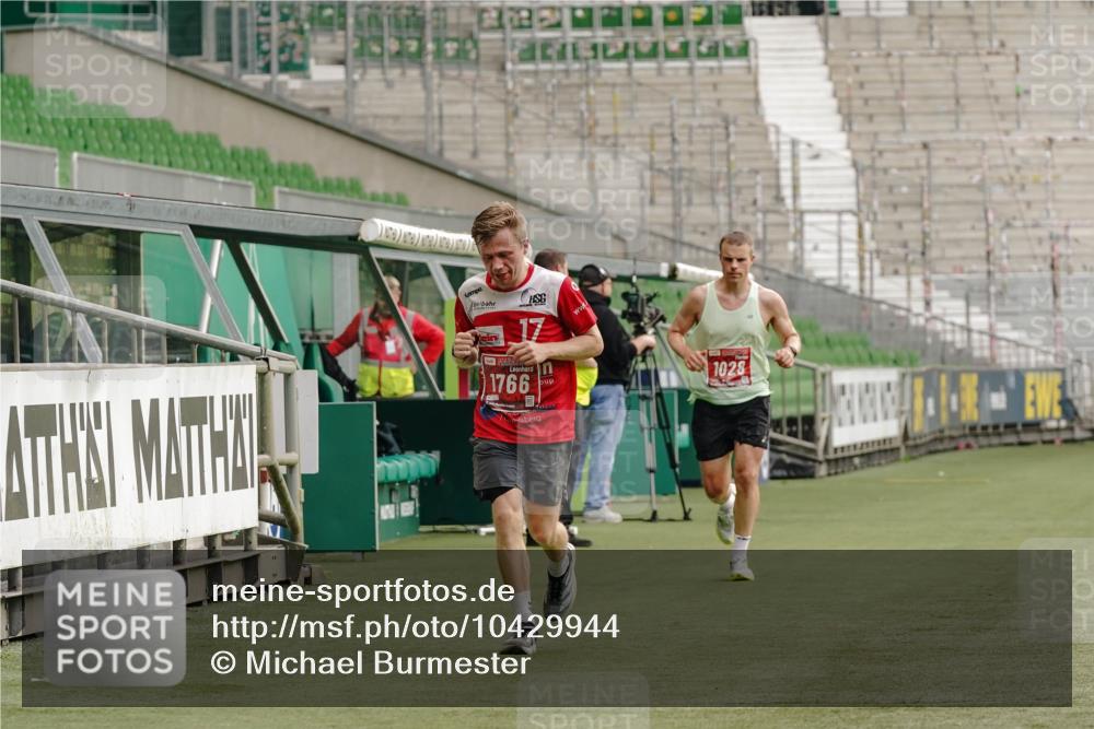 13.09.2026 - 21. swb-Marathon Bremen Michael Burmester http://msf.ph/oto/10429944 13.09.2026 12:15:14 Laufen im Stadion 245, 540, 822, 1028, 1670, 1766, 1997, 443, 614, 1046, 1651 meine-sportfotos.de
