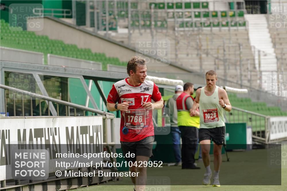 13.09.2026 - 21. swb-Marathon Bremen Michael Burmester http://msf.ph/oto/10429952 13.09.2026 12:15:16 Laufen im Stadion 245, 540, 822, 1028, 1670, 1766, 1997, 443, 614, 796, 1651 meine-sportfotos.de