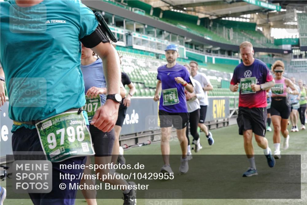 13.09.2026 - 21. swb-Marathon Bremen Michael Burmester http://msf.ph/oto/10429955 13.09.2026 13:27:29 Laufen im Stadion 111, 186, 202, 357, 364, 390, 478, 597, 726, 829, 833, 888, 925, 1077, 1220, 1412, 1473, 1496, 1608, 1700, 1769, 1958, 1961, 1984, 2236, 2273, 2309, 2388, 2404, 2428, 2502, 2507, 2508, 2542, 2558, 2576, 2582, 2592, 2656, 2725, 2748, 2817, 2875, 2876, 2923, 2965, 2970, 3045, 3047, 3050, 3073, 3084, 3184, 3219, 3359, 3433, 3540, 3592, 3629, 3756, 3885, 3907, 3978, 4238, 4457, 4660 meine-sportfotos.de