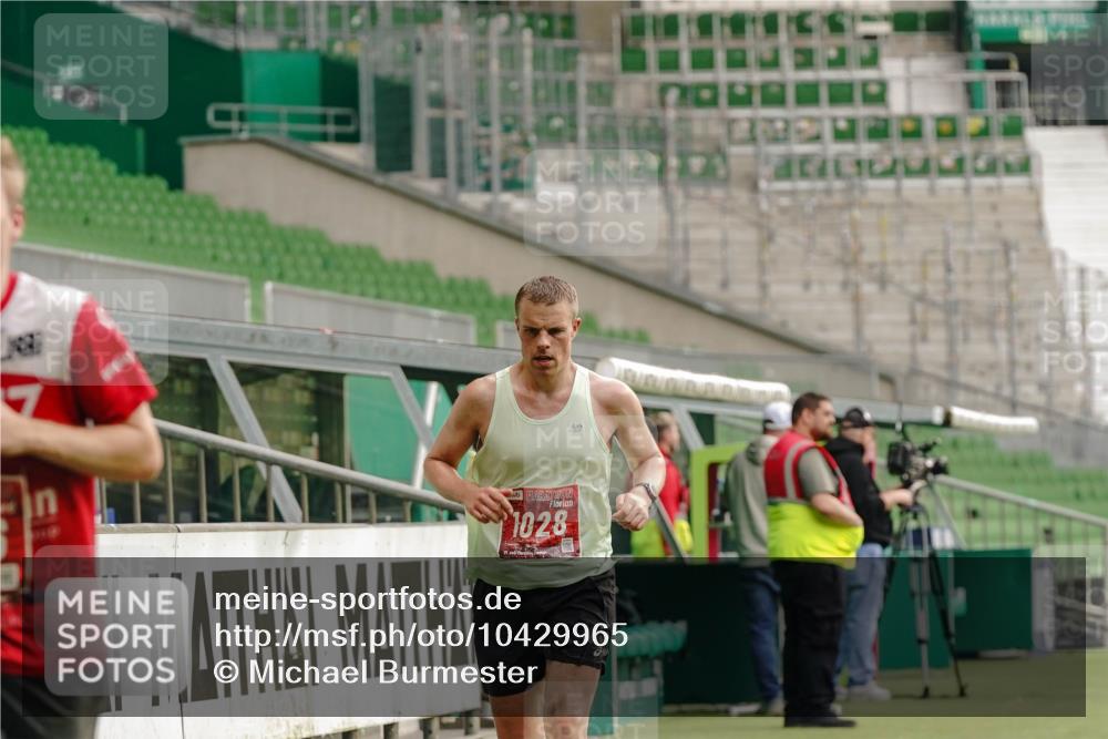 13.09.2026 - 21. swb-Marathon Bremen Michael Burmester http://msf.ph/oto/10429965 13.09.2026 12:15:19 Laufen im Stadion 245, 540, 822, 1028, 1670, 1766, 1997, 317, 443, 614, 796, 1651 meine-sportfotos.de