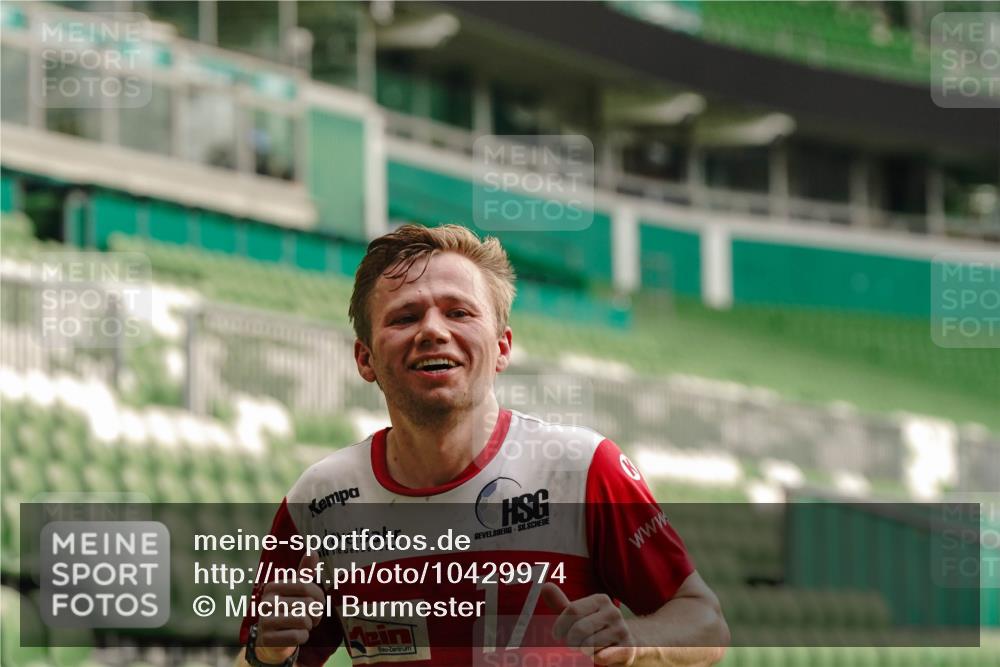 13.09.2026 - 21. swb-Marathon Bremen Michael Burmester http://msf.ph/oto/10429974 13.09.2026 12:15:21 Laufen im Stadion 245, 540, 822, 1028, 1670, 1766, 1997, 317, 443, 614, 796, 1651 meine-sportfotos.de