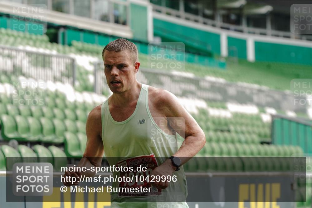 13.09.2026 - 21. swb-Marathon Bremen Michael Burmester http://msf.ph/oto/10429996 13.09.2026 12:15:24 Laufen im Stadion 245, 540, 822, 1028, 1670, 1766, 1997, 317, 443, 614, 796, 1651 meine-sportfotos.de