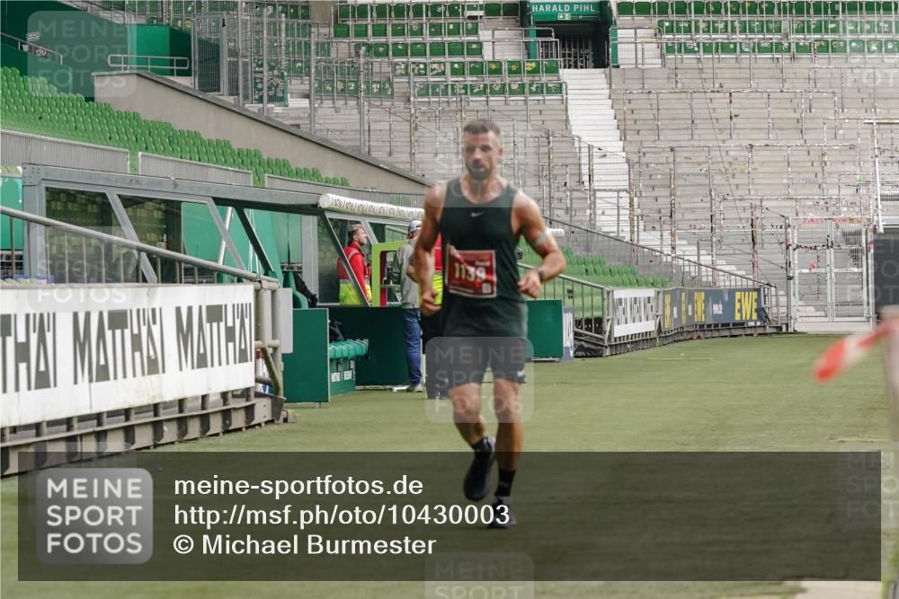 13.09.2026 - 21. swb-Marathon Bremen Michael Burmester http://msf.ph/oto/10430003 13.09.2026 12:15:28 Laufen im Stadion 245, 540, 822, 1028, 1670, 1766, 1997, 317, 443, 614, 796, 1651 meine-sportfotos.de