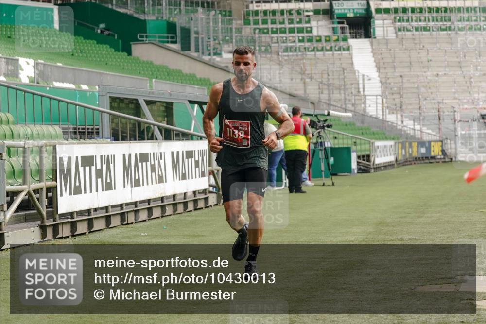 13.09.2026 - 21. swb-Marathon Bremen Michael Burmester http://msf.ph/oto/10430013 13.09.2026 12:15:29 Laufen im Stadion 245, 540, 822, 1028, 1670, 1766, 1997, 317, 443, 614, 796, 1651 meine-sportfotos.de