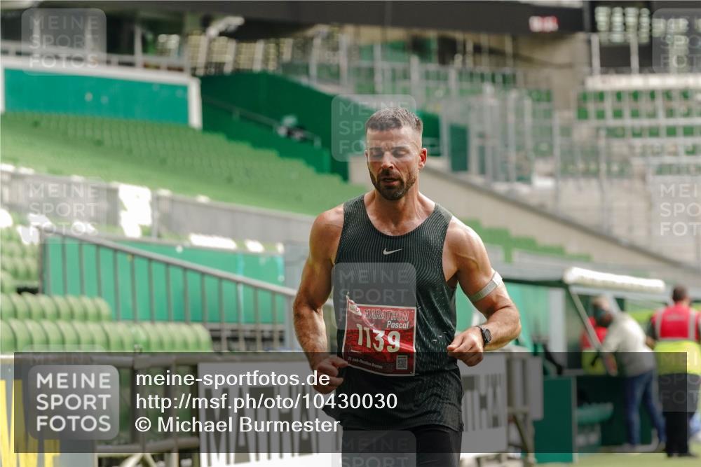 13.09.2026 - 21. swb-Marathon Bremen Michael Burmester http://msf.ph/oto/10430030 13.09.2026 12:15:31 Laufen im Stadion 245, 822, 1028, 1670, 1766, 1997, 317, 443, 614, 796, 1651 meine-sportfotos.de