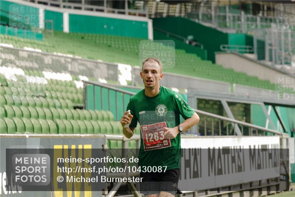 13.09.2026 - 21. swb-Marathon Bremen Michael Burmester http://msf.ph/oto/10430087 13.09.2026 12:16:30 Laufen im Stadion 1028, 1190, 1192, 1263, 1670, 1766, 1997, 317, 443, 796, 1149 meine-sportfotos.de