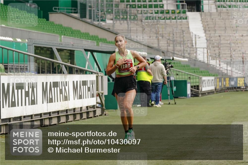 13.09.2026 - 21. swb-Marathon Bremen Michael Burmester http://msf.ph/oto/10430097 13.09.2026 12:16:31 Laufen im Stadion 1028, 1190, 1192, 1263, 1670, 1766, 1997, 317, 443, 796, 1149 meine-sportfotos.de