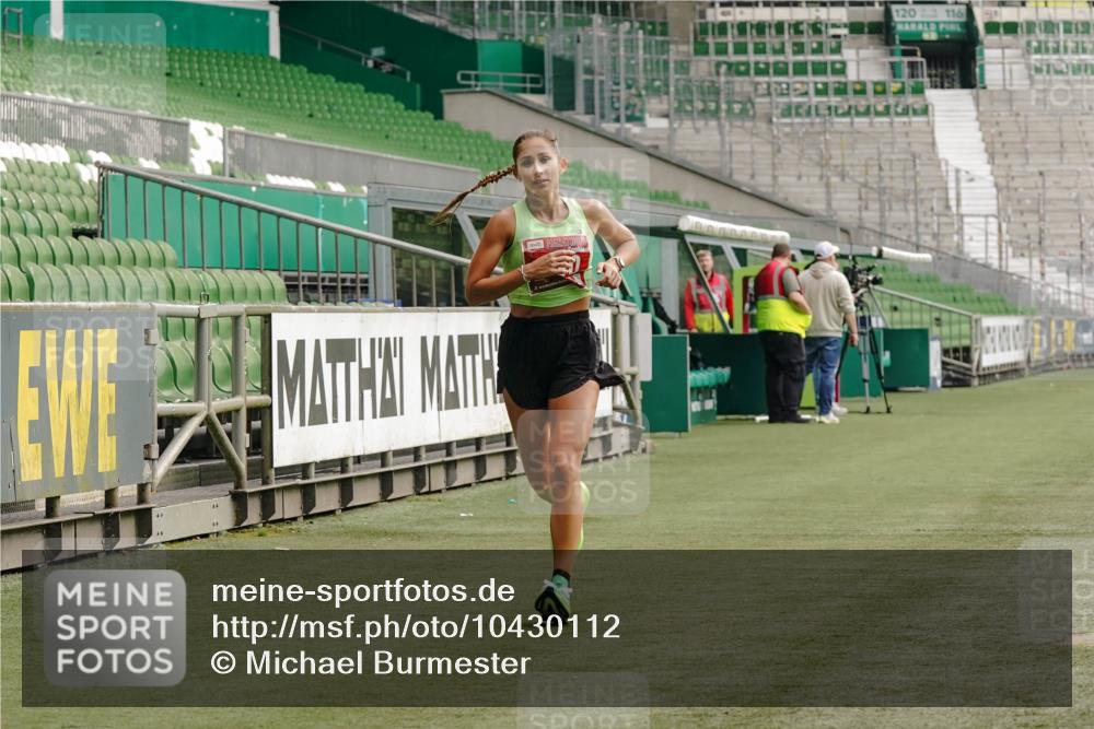 13.09.2026 - 21. swb-Marathon Bremen Michael Burmester http://msf.ph/oto/10430112 13.09.2026 12:16:32 Laufen im Stadion 1028, 1190, 1192, 1263, 1670, 1766, 1997, 317, 443, 796, 1149 meine-sportfotos.de