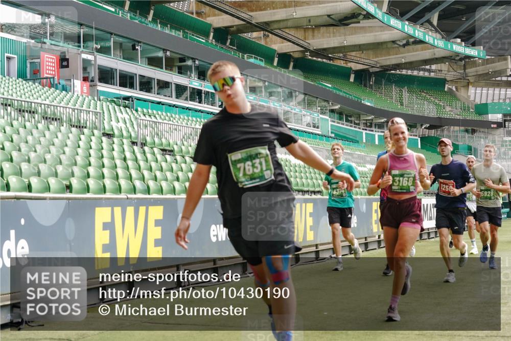 13.09.2026 - 21. swb-Marathon Bremen Michael Burmester http://msf.ph/oto/10430190 13.09.2026 13:03:44 Laufen im Stadion 209, 210, 488, 534, 596, 725, 762, 881, 936, 940, 1014, 1343, 1458, 1460, 1479, 1611, 1649, 1653, 1771, 2223, 2276, 2364, 2369, 2421, 2434, 2513, 2625, 2668, 2779, 2851, 2872, 2891, 2900, 2934, 2977, 3028, 3114, 3135, 3258, 3360, 3402, 3425, 3454, 3460, 3496, 3510, 3521, 3576, 3579, 3585, 3597, 3603, 3618, 3721, 3796, 3846, 3852, 3859, 3893, 3909, 3938, 3970, 3983, 4000, 4077, 4133, 4506, 4558, 242 meine-sportfotos.de