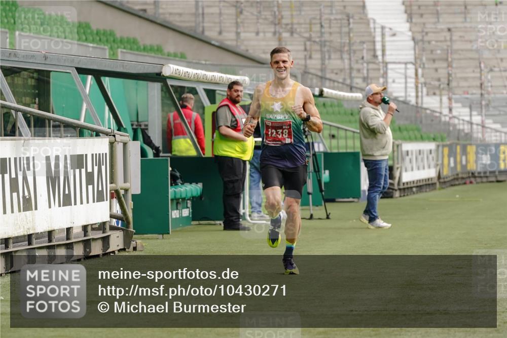 13.09.2026 - 21. swb-Marathon Bremen Michael Burmester http://msf.ph/oto/10430271 13.09.2026 12:18:18 Laufen im Stadion 513, 917, 1154, 1238, 245, 540, 822, 1028, 1670, 1766, 1997 meine-sportfotos.de