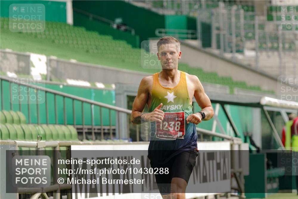 13.09.2026 - 21. swb-Marathon Bremen Michael Burmester http://msf.ph/oto/10430288 13.09.2026 12:18:22 Laufen im Stadion 513, 917, 1154, 1238, 245, 540, 822, 1028, 1670, 1766, 1997 meine-sportfotos.de