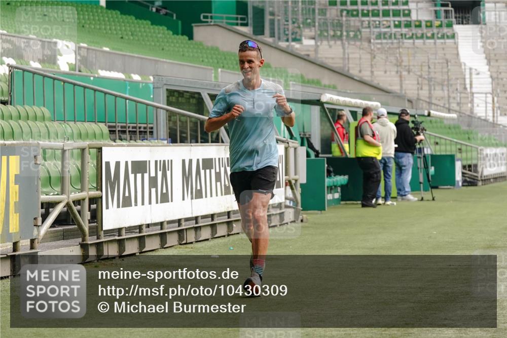 13.09.2026 - 21. swb-Marathon Bremen Michael Burmester http://msf.ph/oto/10430309 13.09.2026 12:20:16 Laufen im Stadion 634, 1957, 513, 917, 1154, 1190, 1192, 1263 meine-sportfotos.de