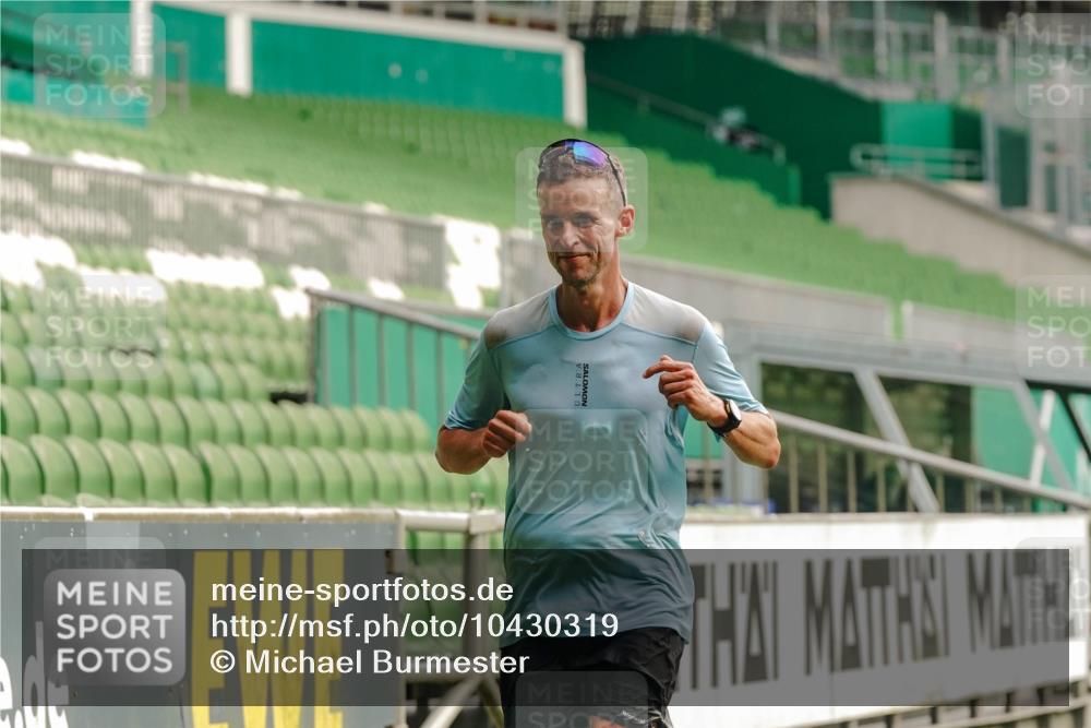 13.09.2026 - 21. swb-Marathon Bremen Michael Burmester http://msf.ph/oto/10430319 13.09.2026 12:20:18 Laufen im Stadion 634, 1957, 513, 917, 1154, 1190, 1192, 1263 meine-sportfotos.de