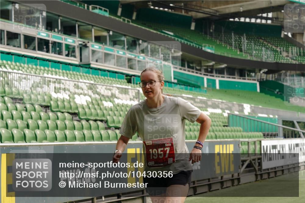 13.09.2026 - 21. swb-Marathon Bremen Michael Burmester http://msf.ph/oto/10430356 13.09.2026 12:20:44 Laufen im Stadion 634, 642, 1957, 513, 917, 1154, 1190, 1192, 1263 meine-sportfotos.de