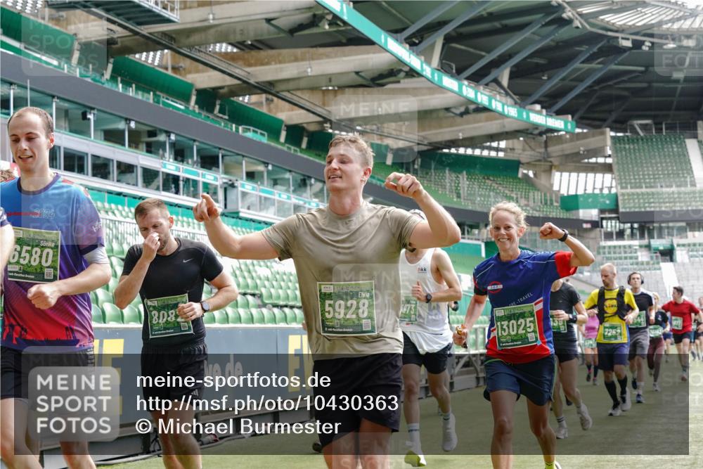 13.09.2026 - 21. swb-Marathon Bremen Michael Burmester http://msf.ph/oto/10430363 13.09.2026 13:03:47 Laufen im Stadion 209, 210, 488, 534, 565, 596, 725, 762, 881, 936, 940, 1014, 1343, 1373, 1458, 1460, 1479, 1611, 1649, 1653, 1771, 2223, 2276, 2364, 2369, 2421, 2434, 2513, 2625, 2668, 2779, 2851, 2872, 2891, 2900, 2934, 2957, 2977, 3028, 3114, 3135, 3217, 3258, 3360, 3402, 3419, 3425, 3454, 3460, 3496, 3510, 3521, 3576, 3579, 3585, 3597, 3603, 3618, 3721, 3796, 3846, 3852, 3859, 3893, 3909, 3938, 3970, 3983, 4077, 4133, 4506, 4558, 242 meine-sportfotos.de