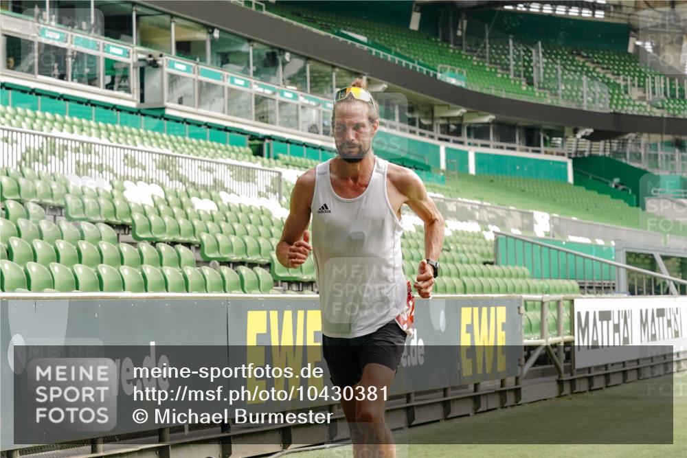 13.09.2026 - 21. swb-Marathon Bremen Michael Burmester http://msf.ph/oto/10430381 13.09.2026 12:21:25 Laufen im Stadion 634, 642, 1957, 513, 917, 1154, 1190, 1238 meine-sportfotos.de