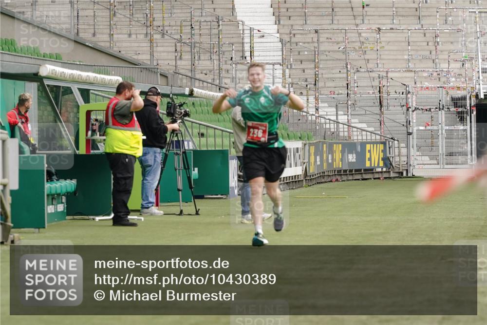 13.09.2026 - 21. swb-Marathon Bremen Michael Burmester http://msf.ph/oto/10430389 13.09.2026 12:22:12 Laufen im Stadion 129, 236, 642, 1957, 1238 meine-sportfotos.de