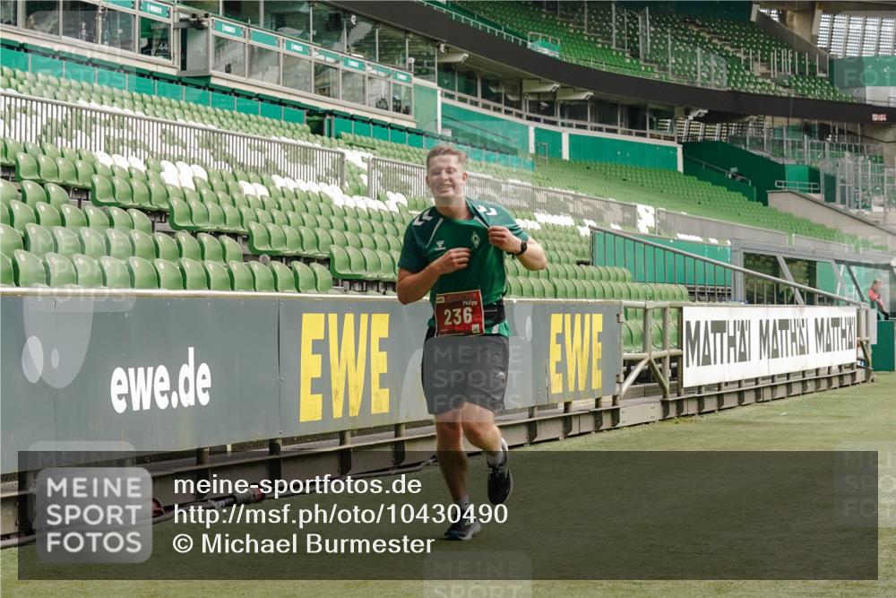 13.09.2026 - 21. swb-Marathon Bremen Michael Burmester http://msf.ph/oto/10430490 13.09.2026 12:22:21 Laufen im Stadion 129, 236, 642, 1957, 1238 meine-sportfotos.de